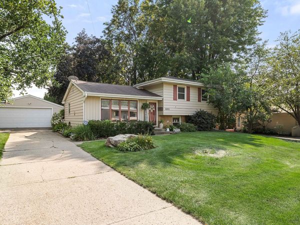 4913 Ash Drive, Pleasant Hill, IA 50327