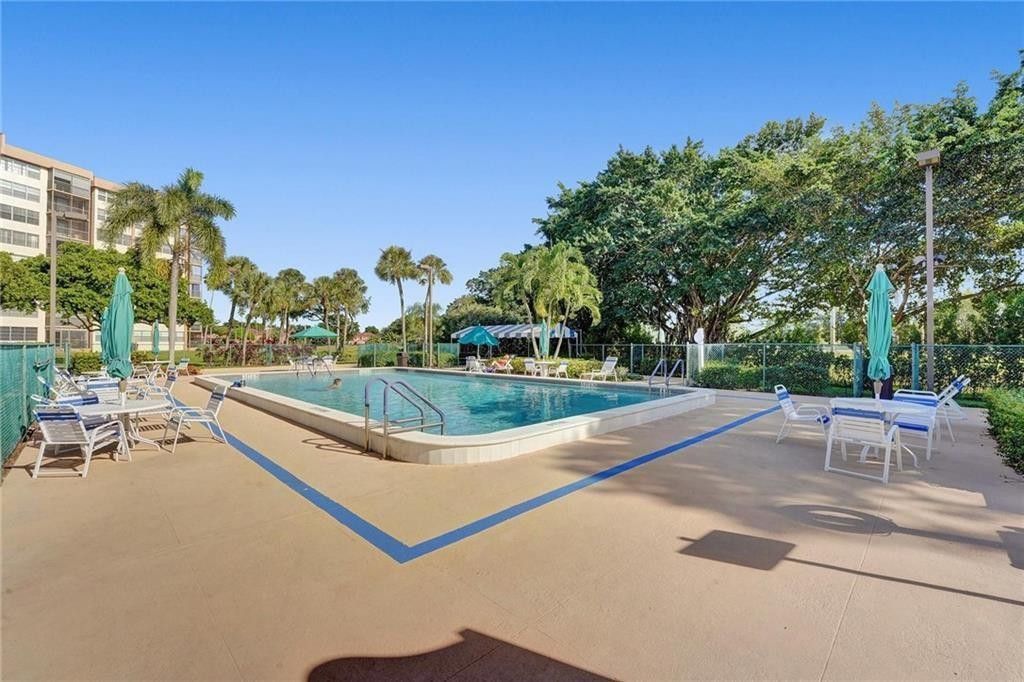 1100 Saint Charles Place, Unit 313, Pembroke Pines, FL 33026 Photo