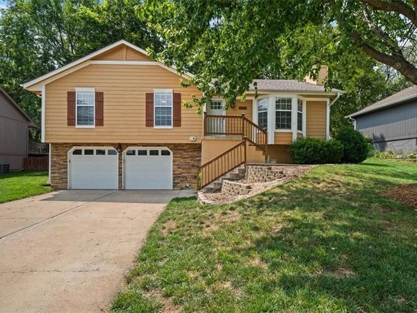 1712 NE Whitestone Drive, Lee's Summit, MO 64086