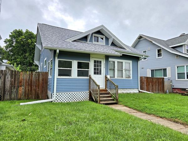 270 18th Place , Clinton, IA 52732