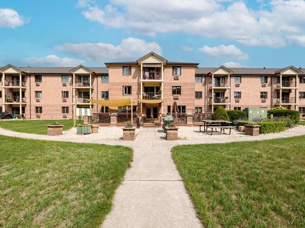 530 N Silverbrook DRIVE, Unit 327, West Bend, WI 53090