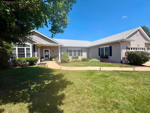 2718 E 58th Street, Davenport, IA 52807