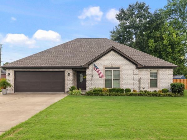 701 Hickory Ave, Muscle Shoals, AL 35661