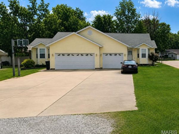 570 E Old Us-50 , Beckemeyer, IL 62219
