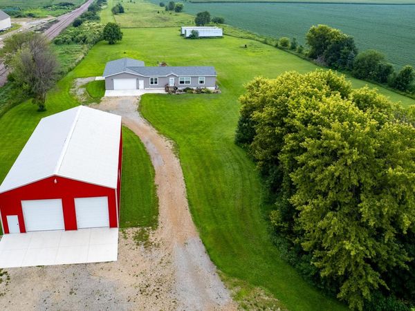 21509 700th Avenue , Alden, MN 56009