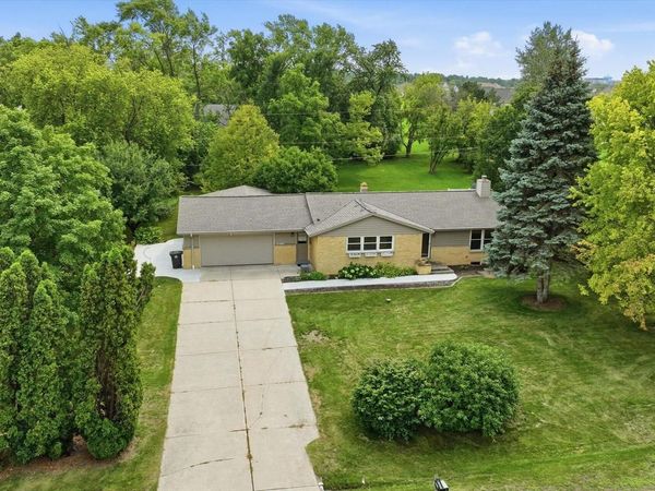 N68W15651 Chateau DRIVE, Menomonee Falls, WI 53051