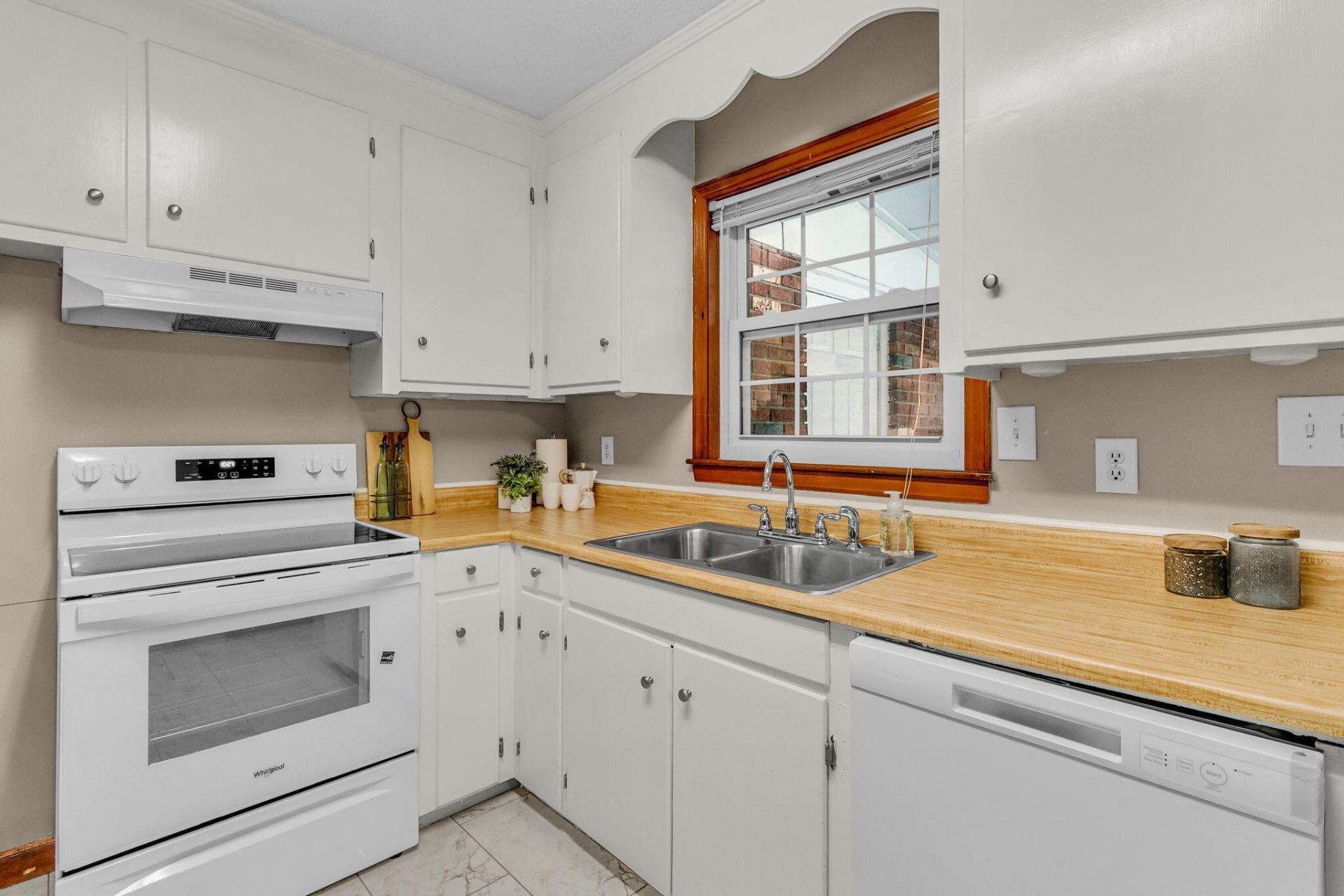 1204 Midvale Avenue Photo 15