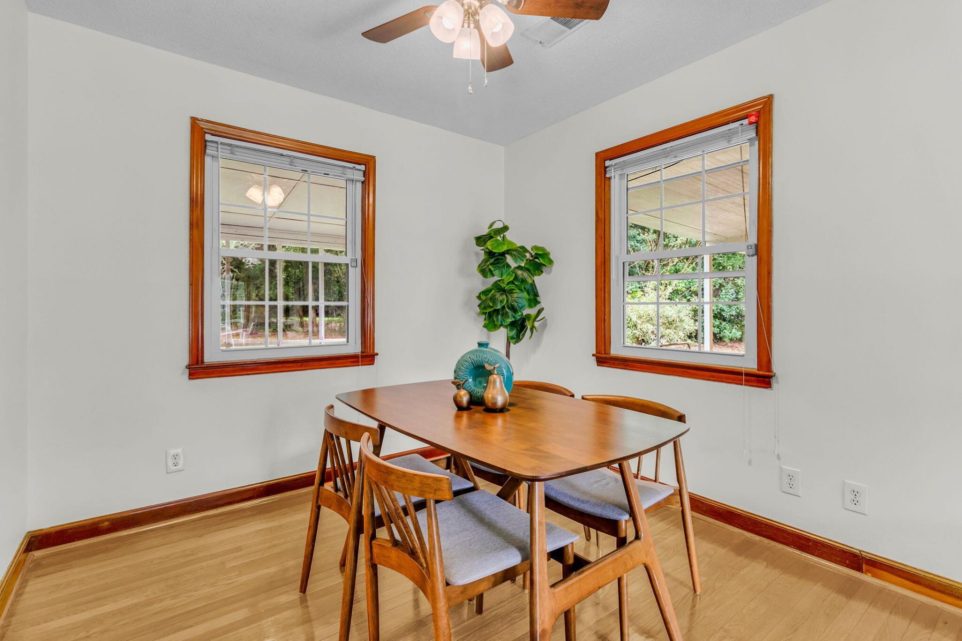 1204 Midvale Avenue Photo 9