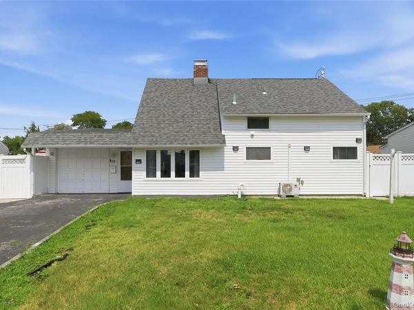 63 Blacksmith Rd , Levittown, NY 11756