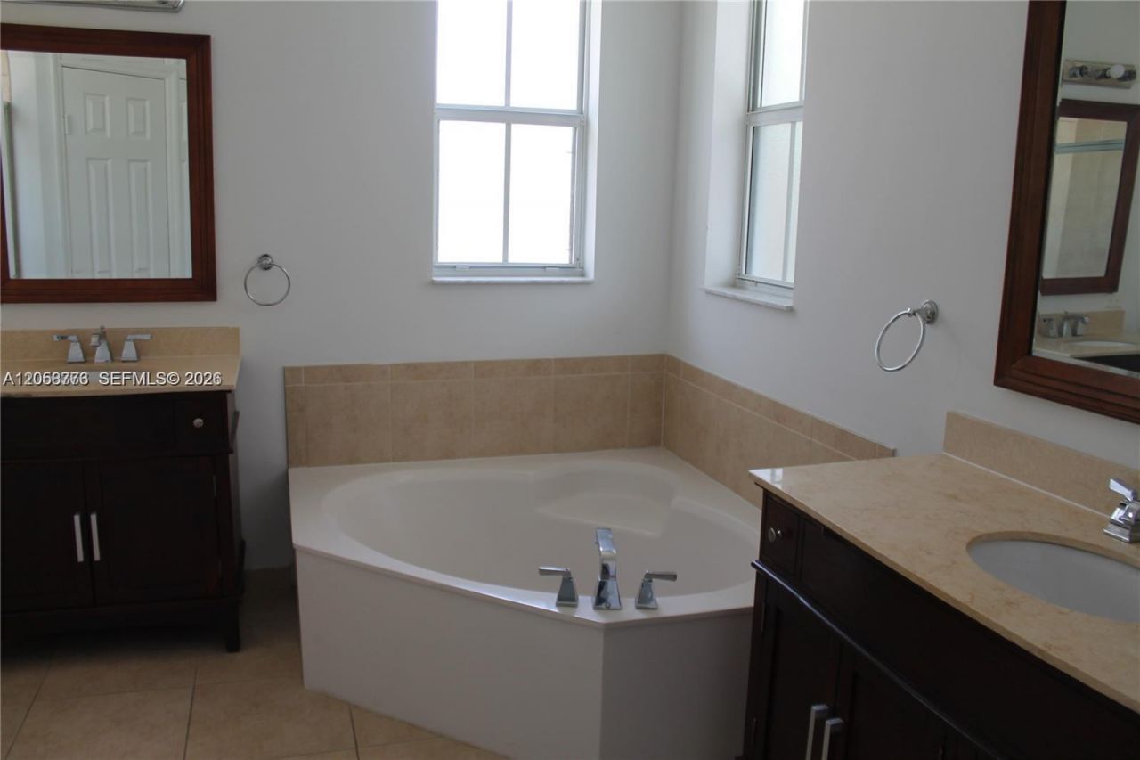 10770 NW 74th Ln , Doral, FL 33178 Photo