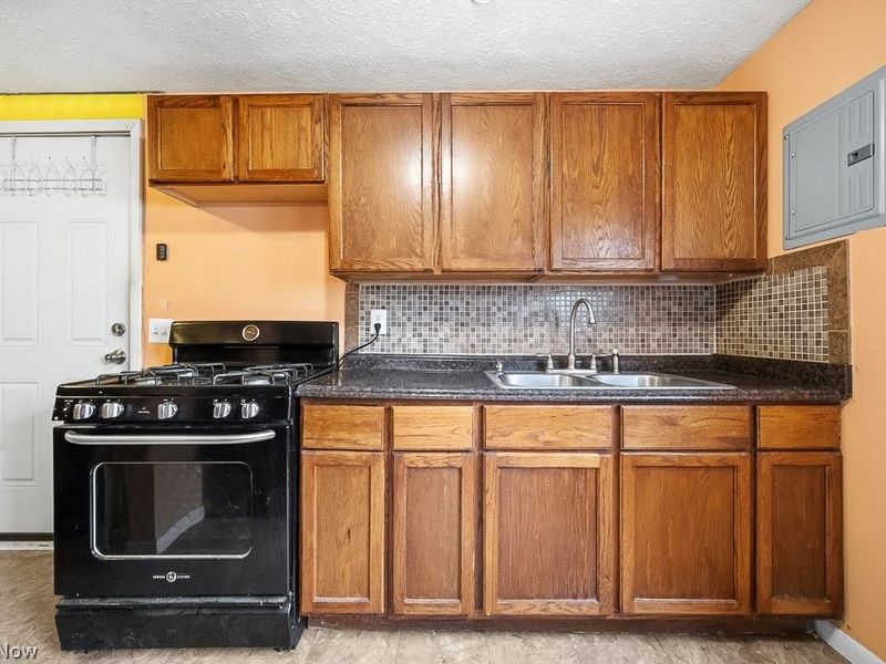 633 Vermont Drive, Lorain, OH 44052 Photo 14