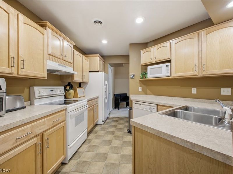 334 Windjammer Drive, Columbiana, OH 44408 Photo 8
