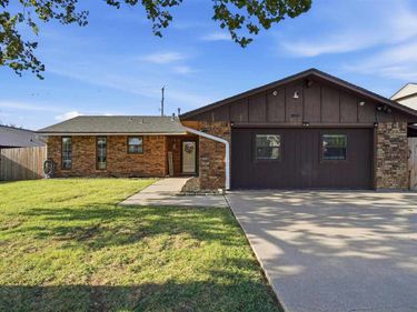 5320 NW Rotherwood Dr, Lawton, OK 73505
