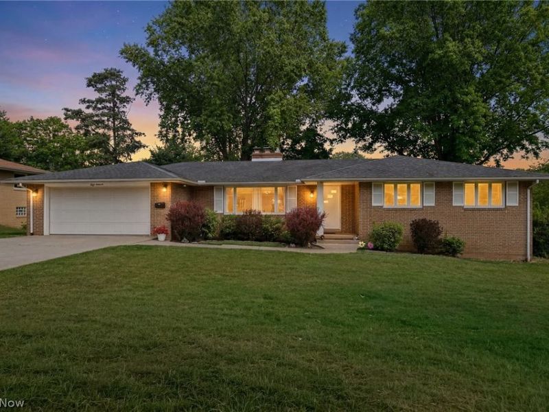 800 Woodview Drive NE, Massillon, OH 44646 Photo 1