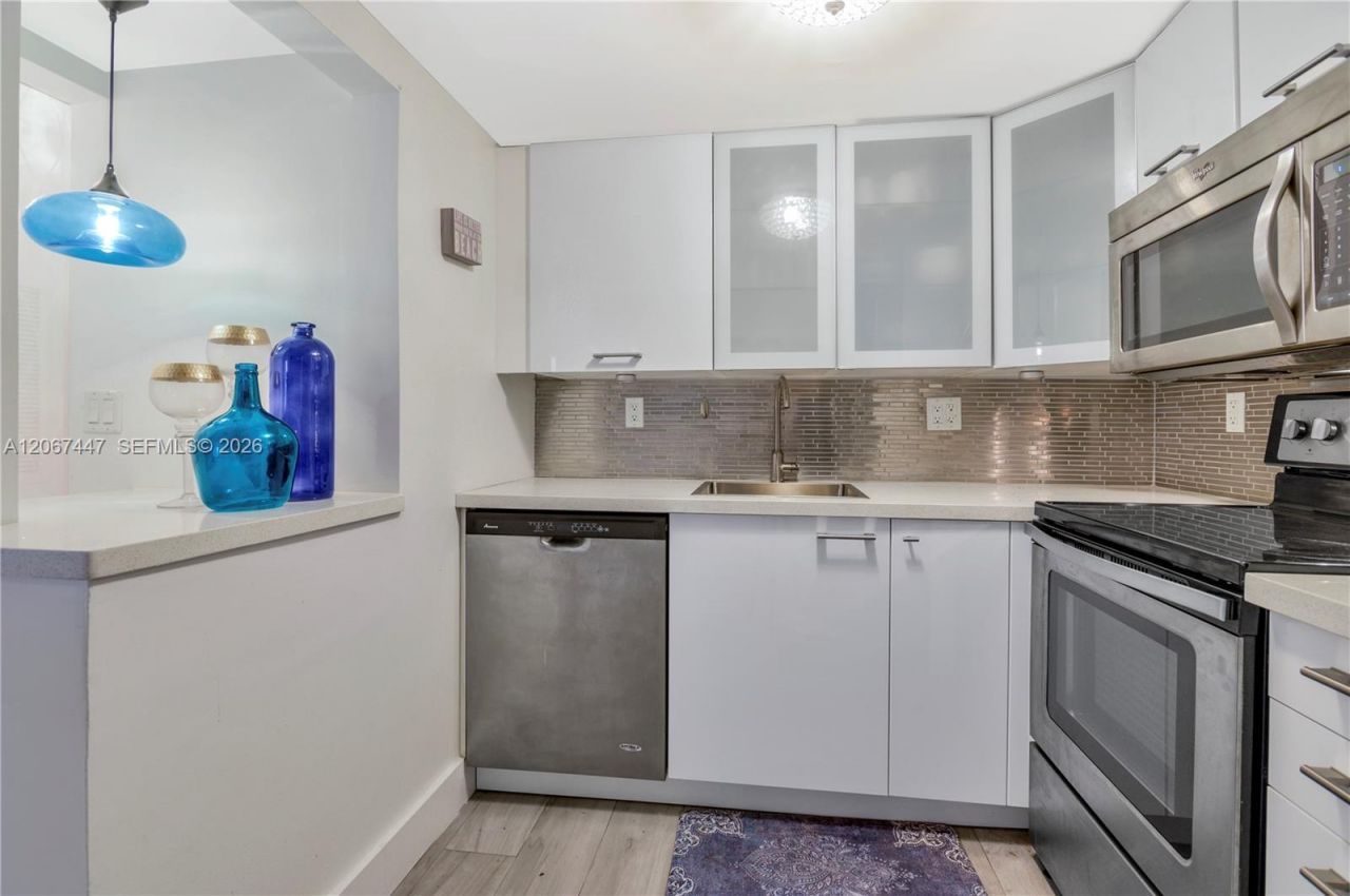 2600 Collins Ave, Unit 204, Miami Beach, FL 33140 Photo
