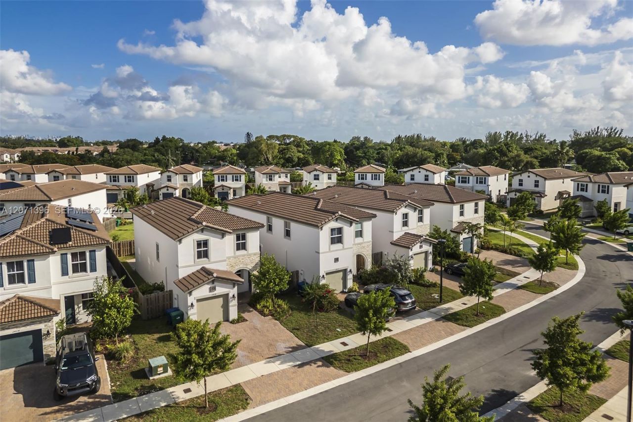 2408 NW 131st Cir , Unit 2408, Miami, FL 33167 Photo