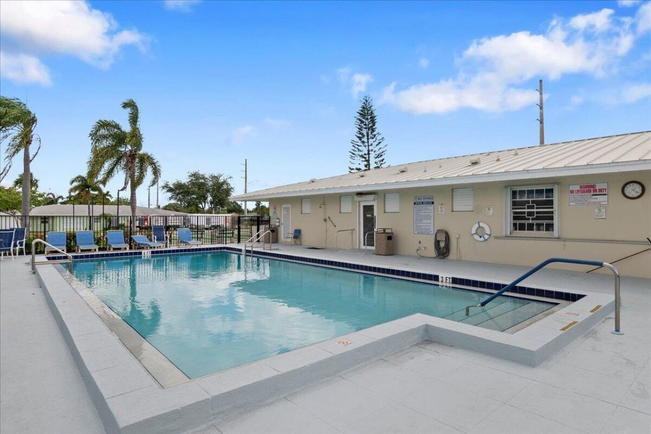 220 Country Lane, Unit B, Boynton Beach, FL 33435 Photo