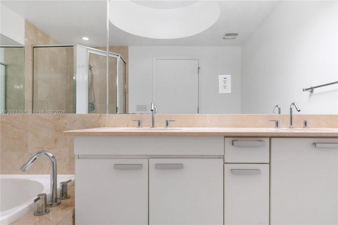 3131 NE 188th St , Unit 2-1010, Aventura, FL 33180 Photo