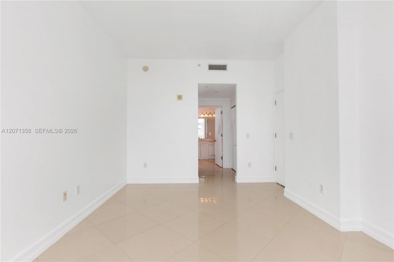 3131 NE 188th St , Unit 2-1010, Aventura, FL 33180 Photo