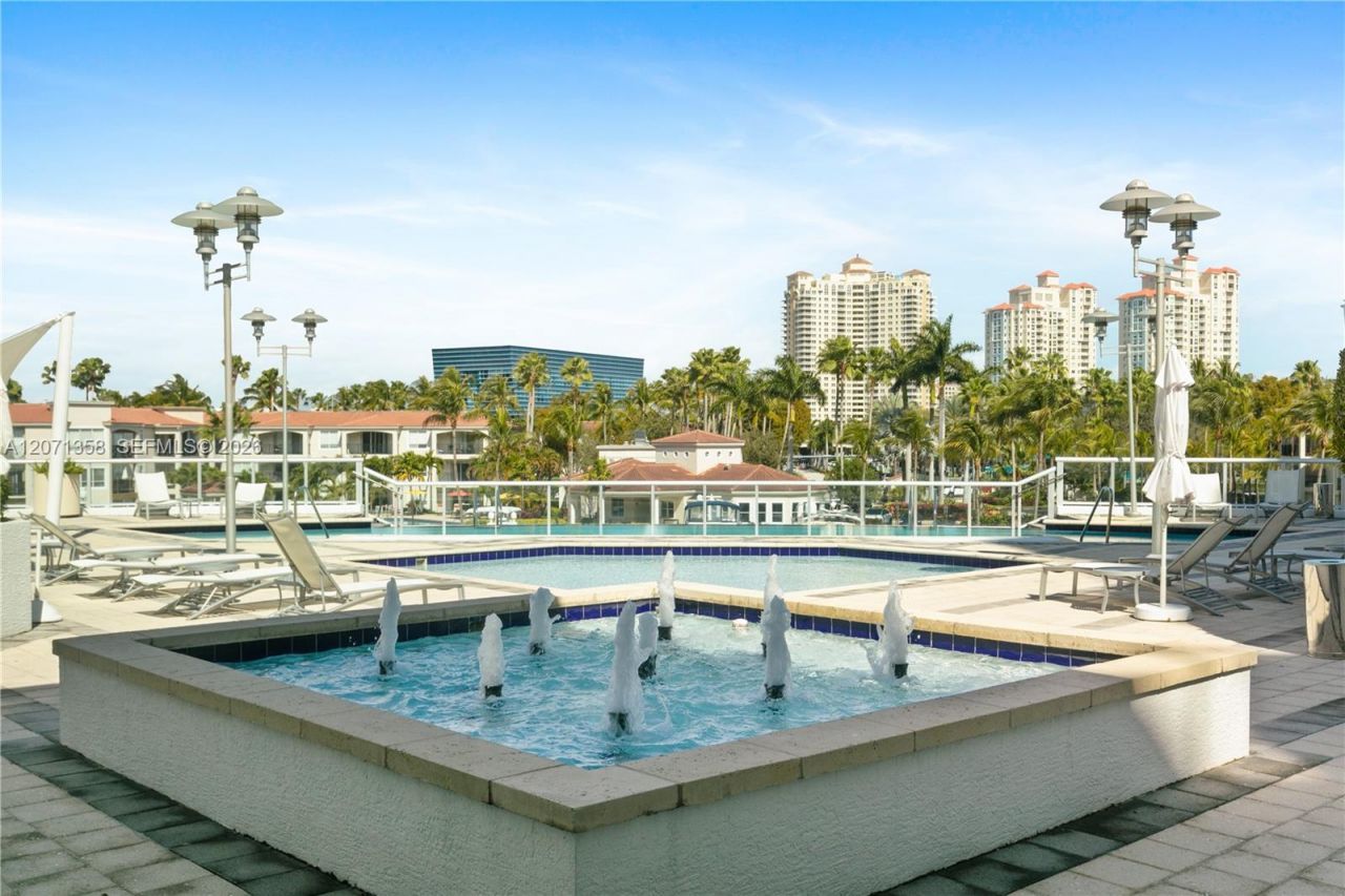 3131 NE 188th St , Unit 2-1010, Aventura, FL 33180 Photo