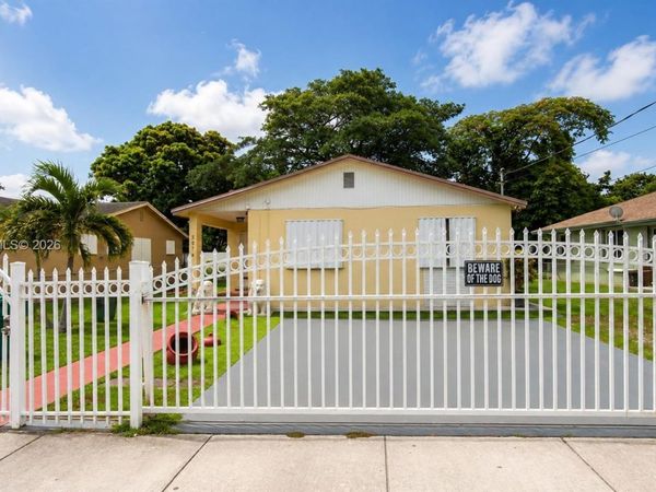 3074 NW 64th St , Miami, FL 33147