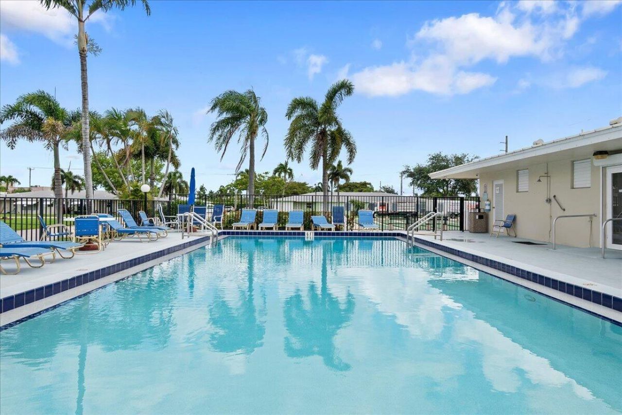 220 Country Lane, Unit B, Boynton Beach, FL 33435 Photo