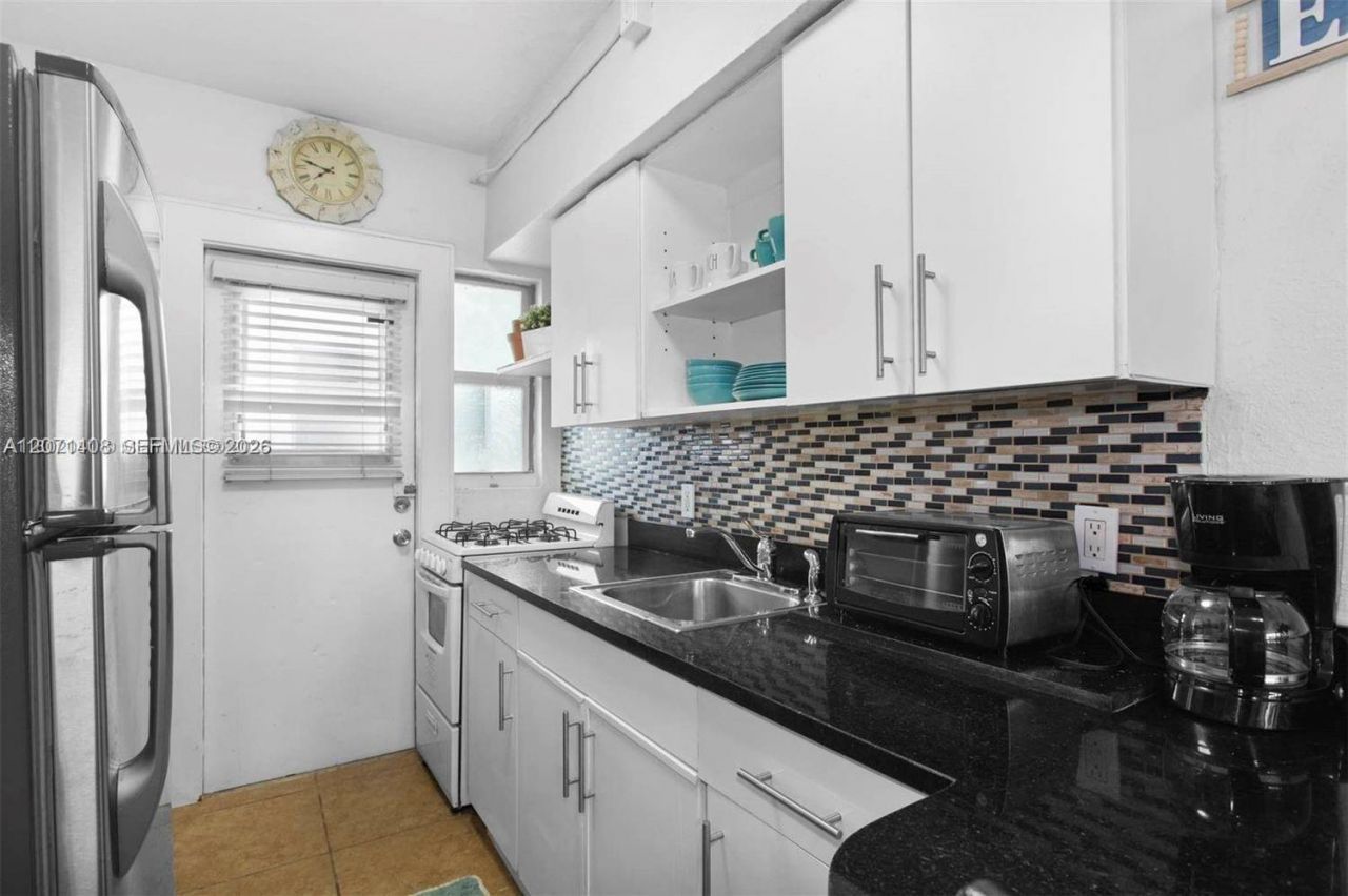 300 74th St , Unit 15, Miami Beach, FL 33141 Photo
