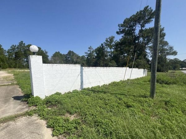 327 Ten Lake Drive, DeFuniak Springs, FL 32433