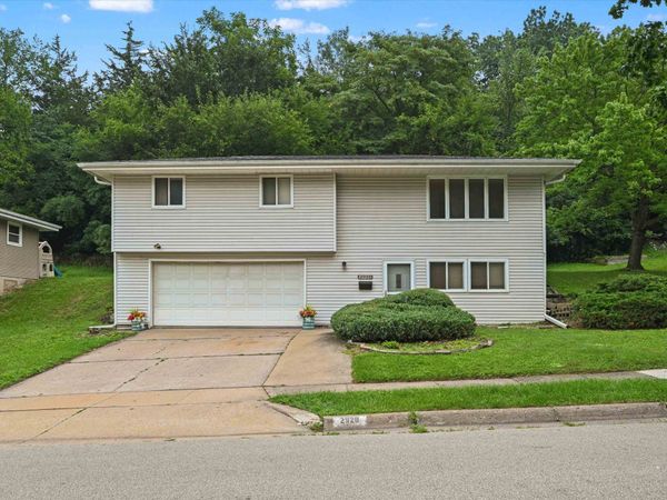 2920 Wildwood Drive, Dubuque, IA 52001