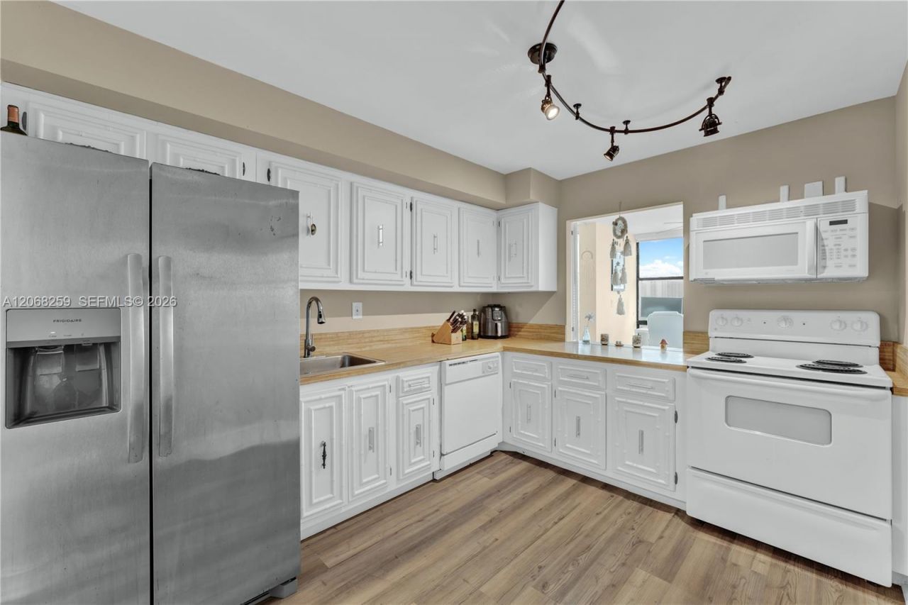 1000 Parkview Dr , Unit 1007, Hallandale Beach, FL 33009 Photo