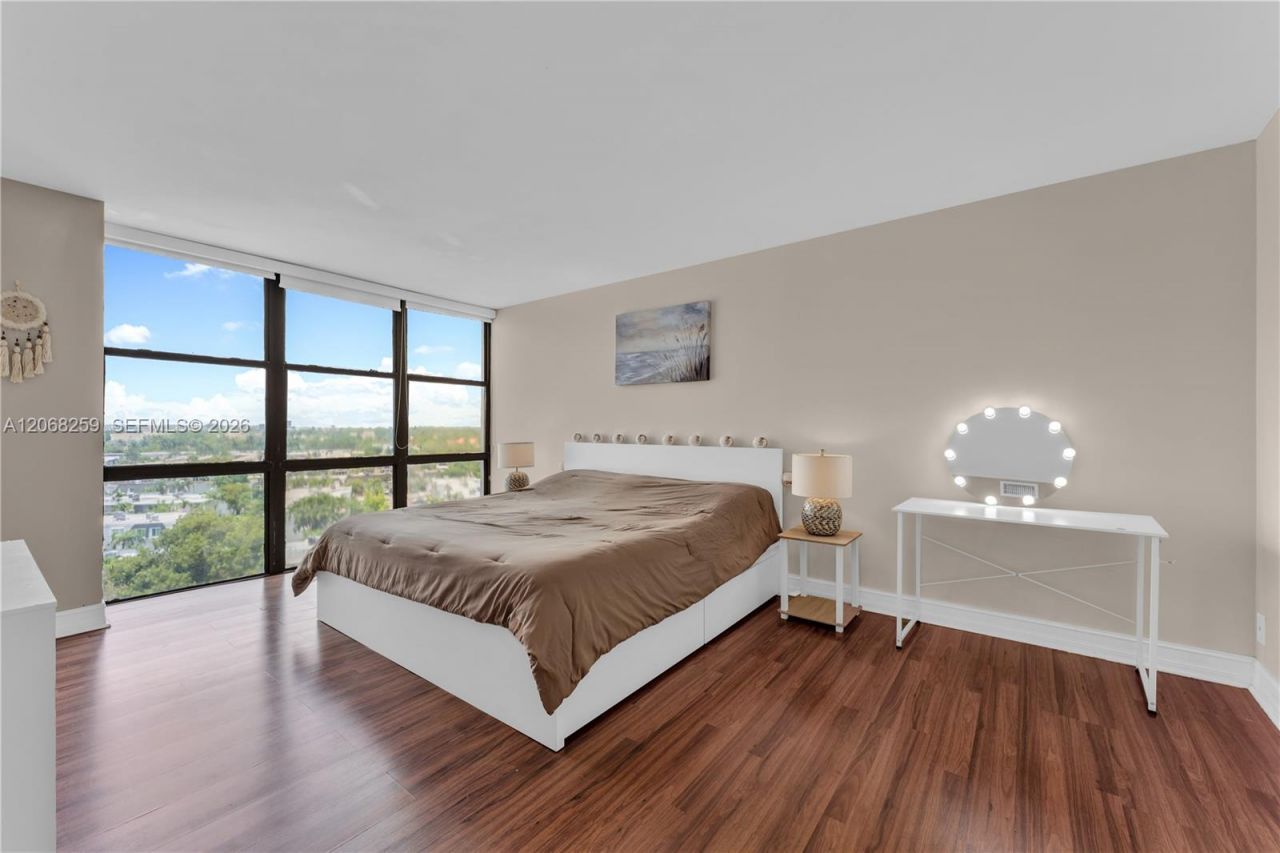 1000 Parkview Dr , Unit 1007, Hallandale Beach, FL 33009 Photo