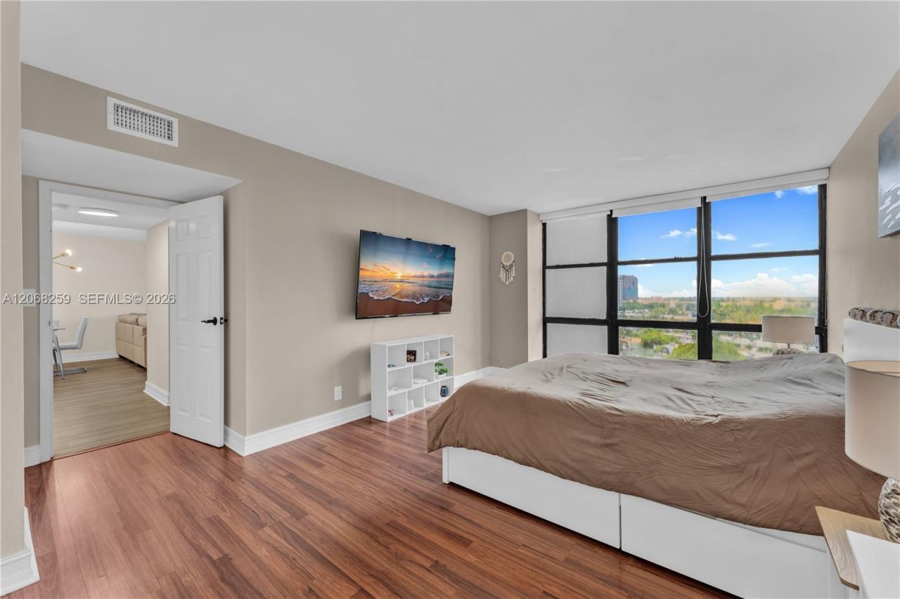 1000 Parkview Dr , Unit 1007, Hallandale Beach, FL 33009 Photo