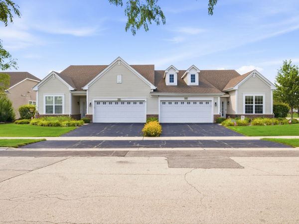 635 N Falls Circle , Pingree Grove, IL 60140