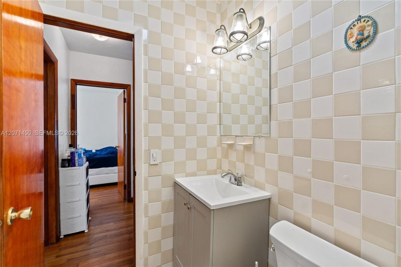 3445 NW 2nd St, Miami, FL 33125 Photo