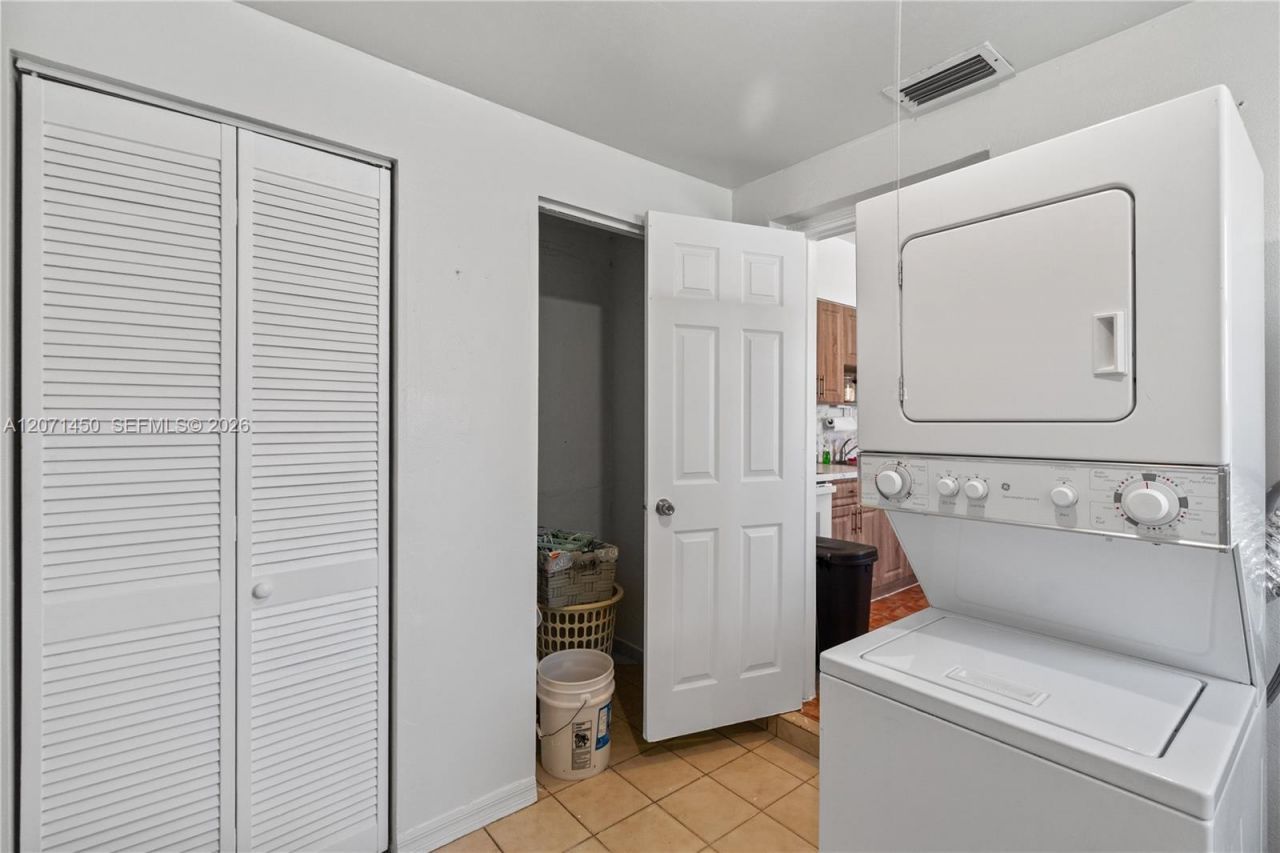 3445 NW 2nd St, Miami, FL 33125 Photo