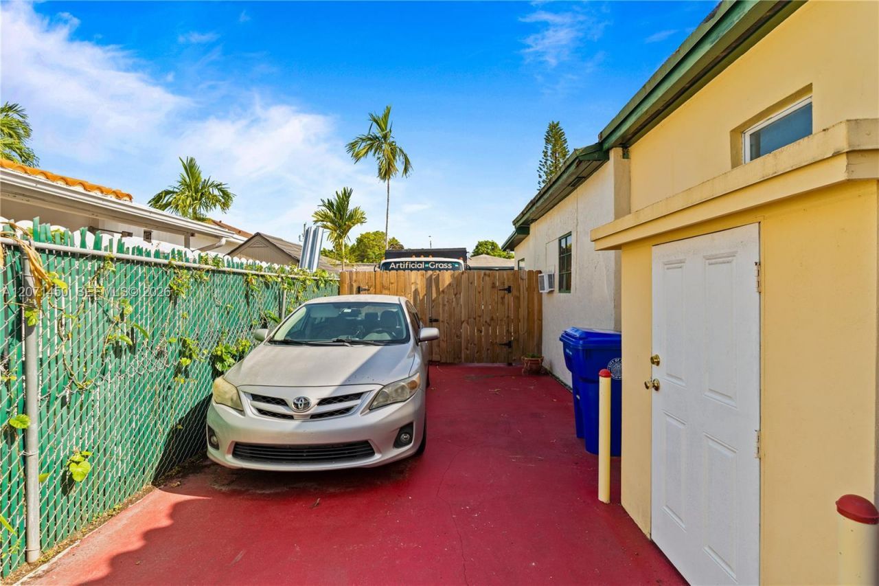 3445 NW 2nd St, Miami, FL 33125 Photo