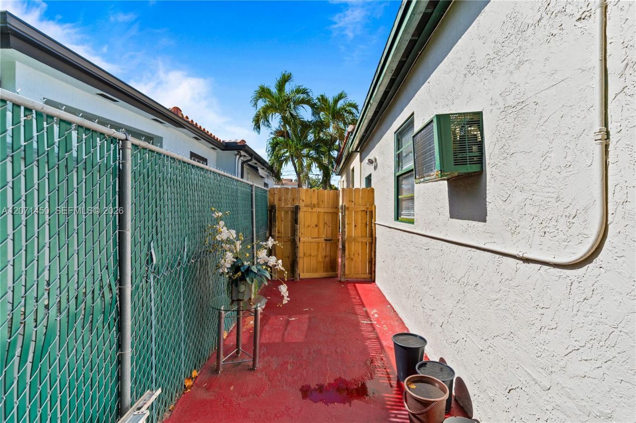3445 NW 2nd St, Miami, FL 33125 Photo