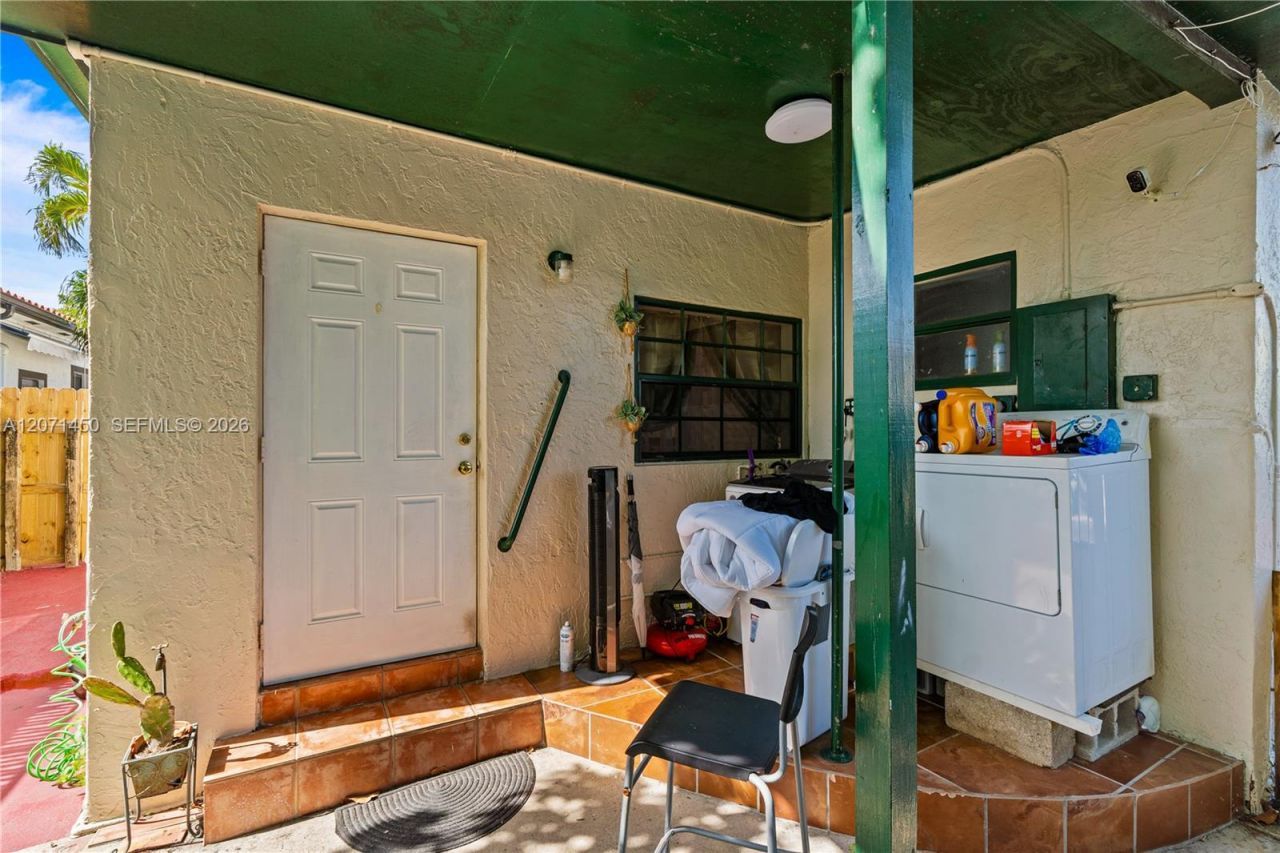 3445 NW 2nd St, Miami, FL 33125 Photo