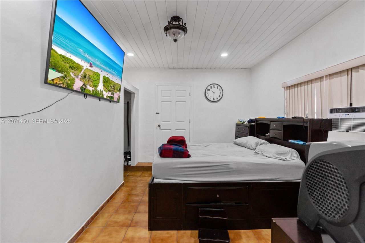 3445 NW 2nd St, Miami, FL 33125 Photo