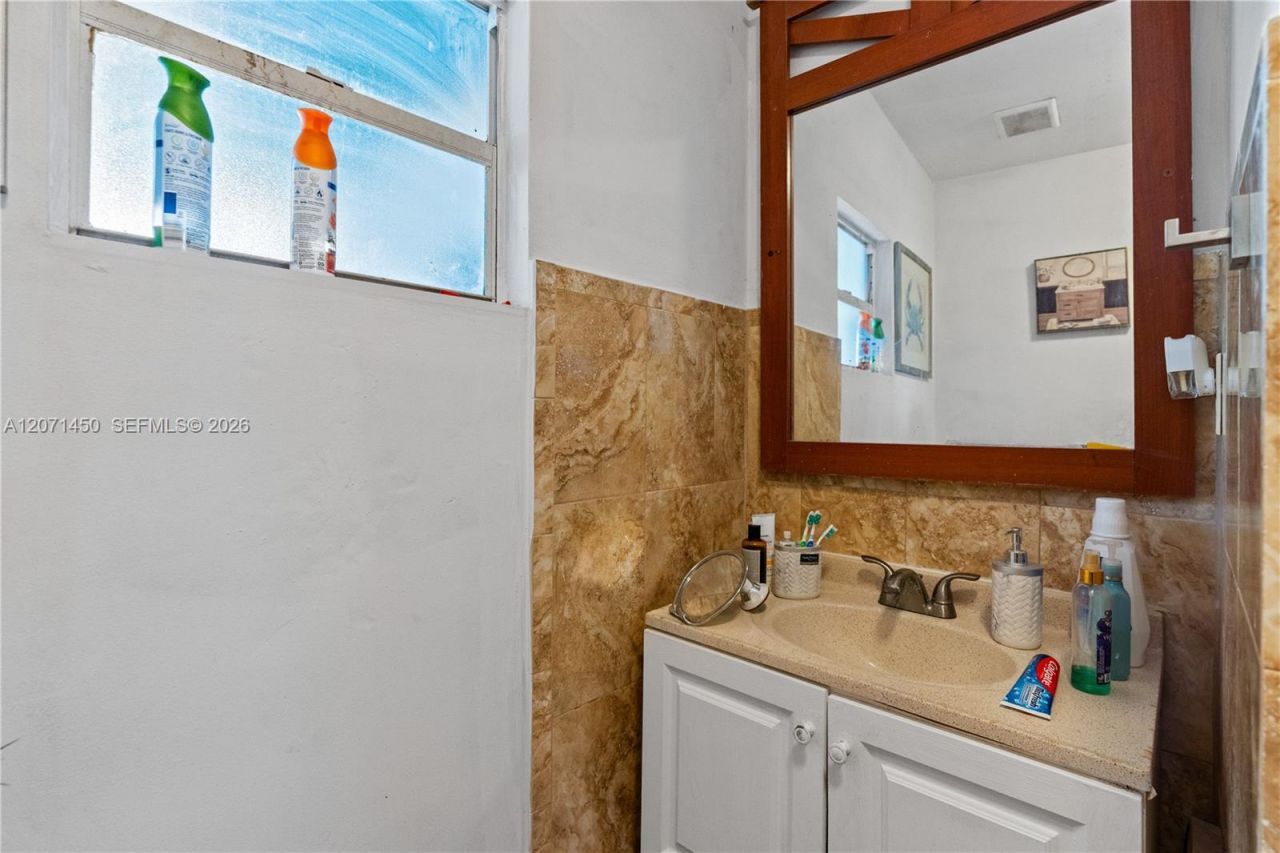 3445 NW 2nd St, Miami, FL 33125 Photo