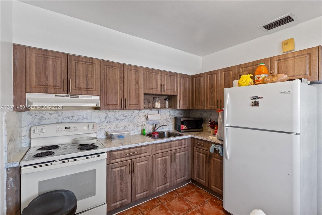 3445 NW 2nd St, Miami, FL 33125 Photo