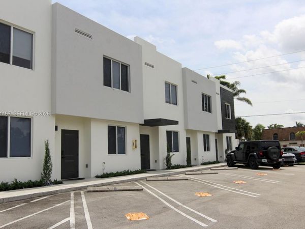 171 NW 158th St, Unit 11, Miami, FL 33169