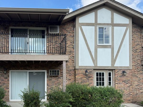 16W486 Lake Drive , Unit 201, Willowbrook, IL 60527