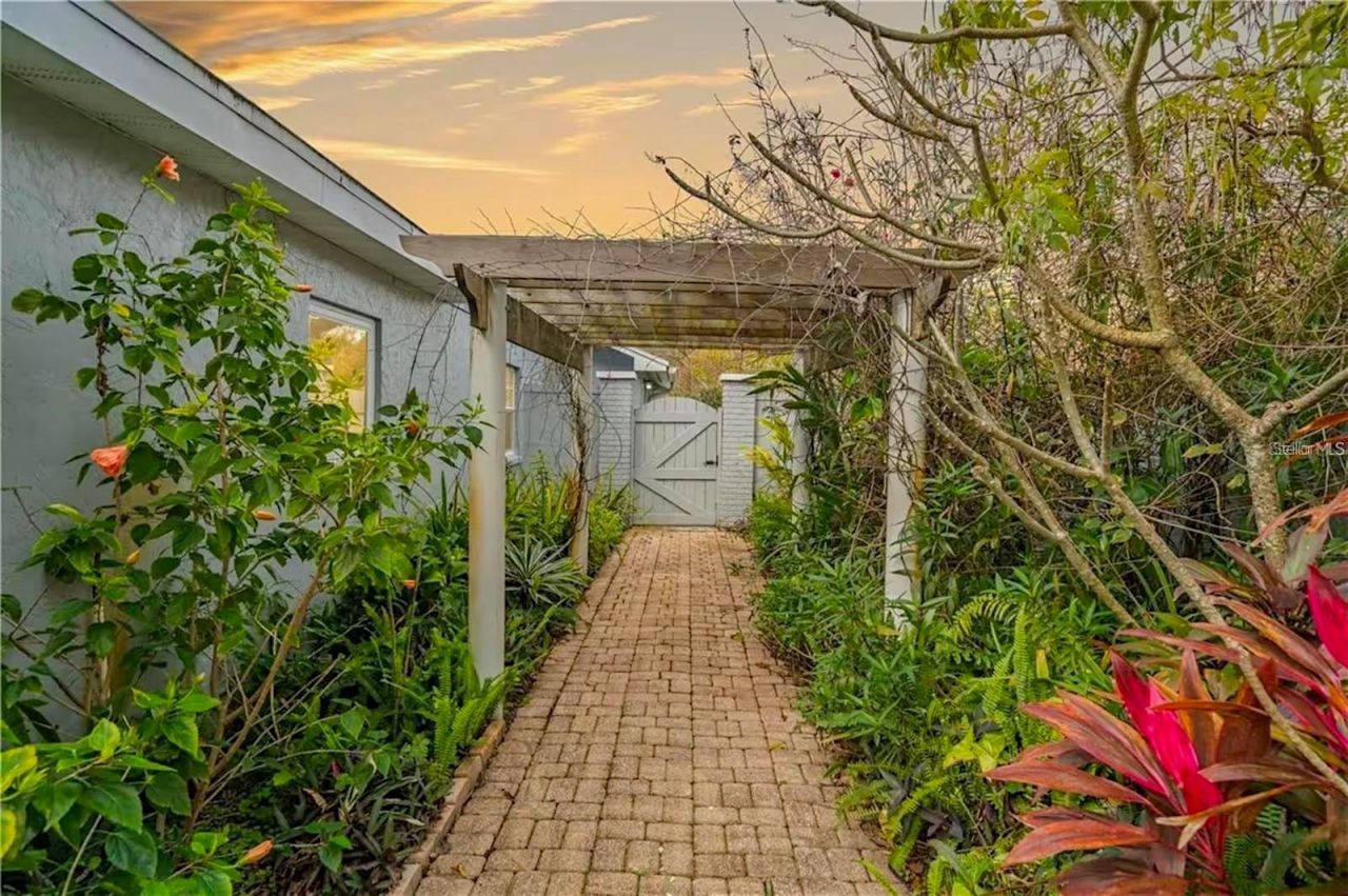 2102 W Kyra Drive , Tampa, FL 33612 Photo
