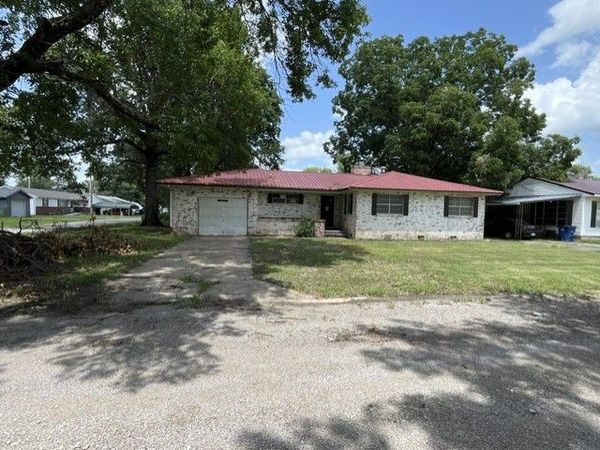 522 W Ironman Avenue , Nowata, OK 74048