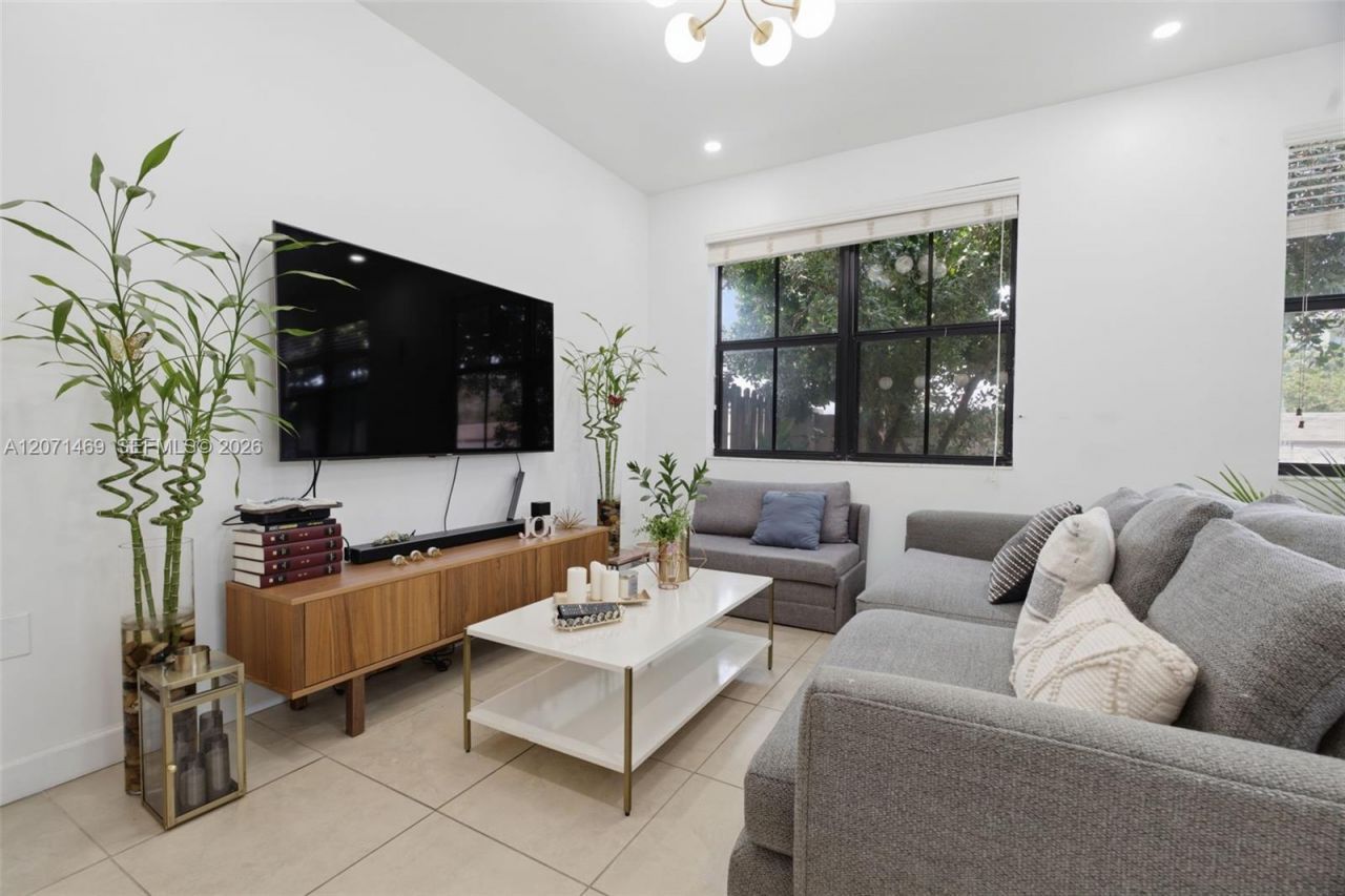 7042 NW 103rd Path , Doral, FL 33178 Photo