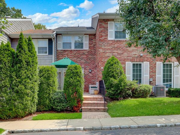 11 Clubhouse Court , Woodbury, NY 11797