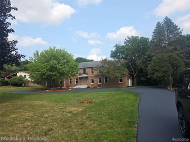1210 Springborrow Drive, Flint Township, Mi 48532