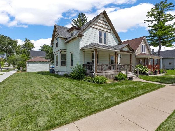 916 B Ave NW, Cedar Rapids, IA 52405