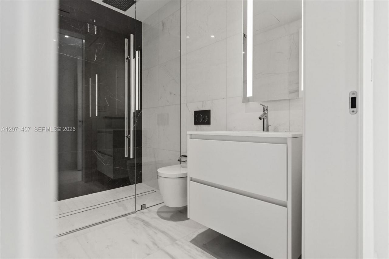 300 Biscayne Boulevard Way, Unit 4303C, Miami, FL 33131 Photo
